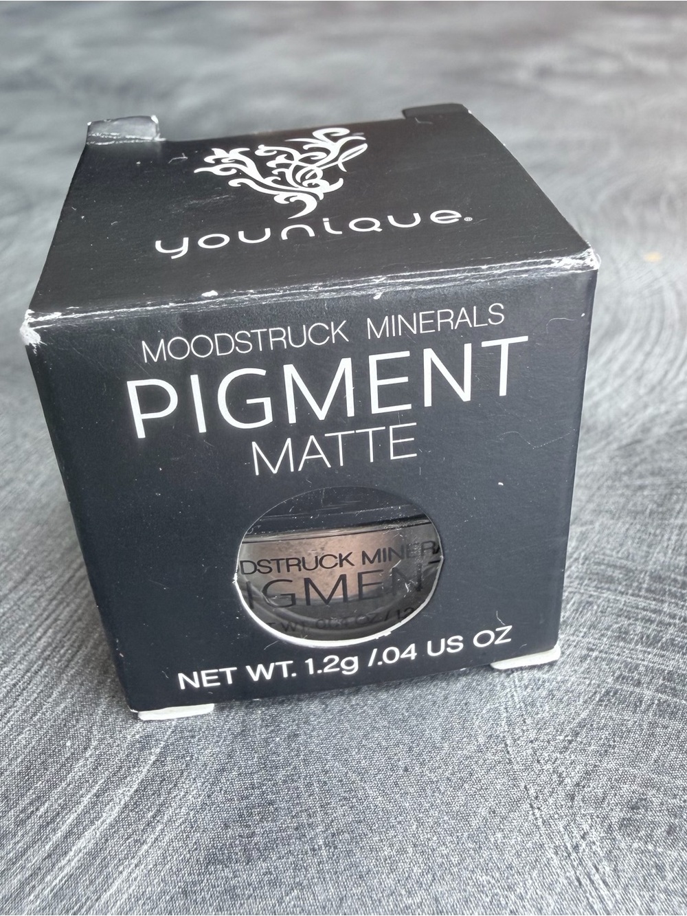 Younique Pigment - Irresistible (Black Packaging)